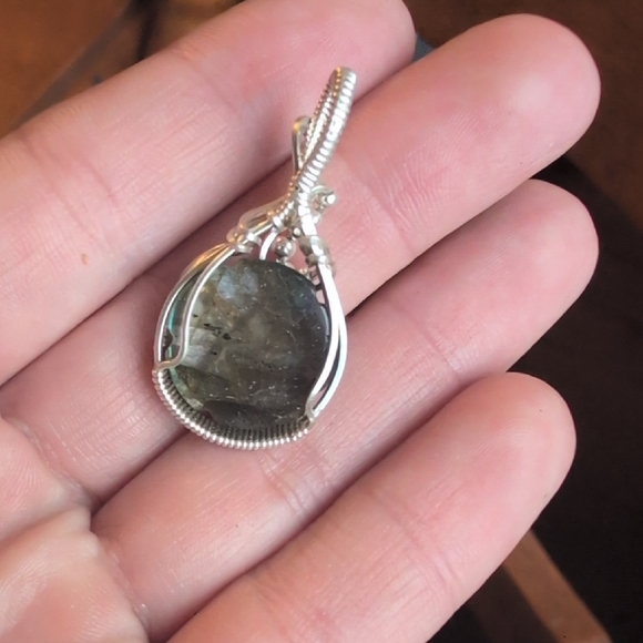 Elegant Silver and Green Pendant - Picture 5 of 5